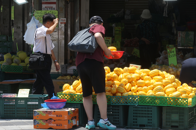 A consumer shops for fruit (Yonhap)