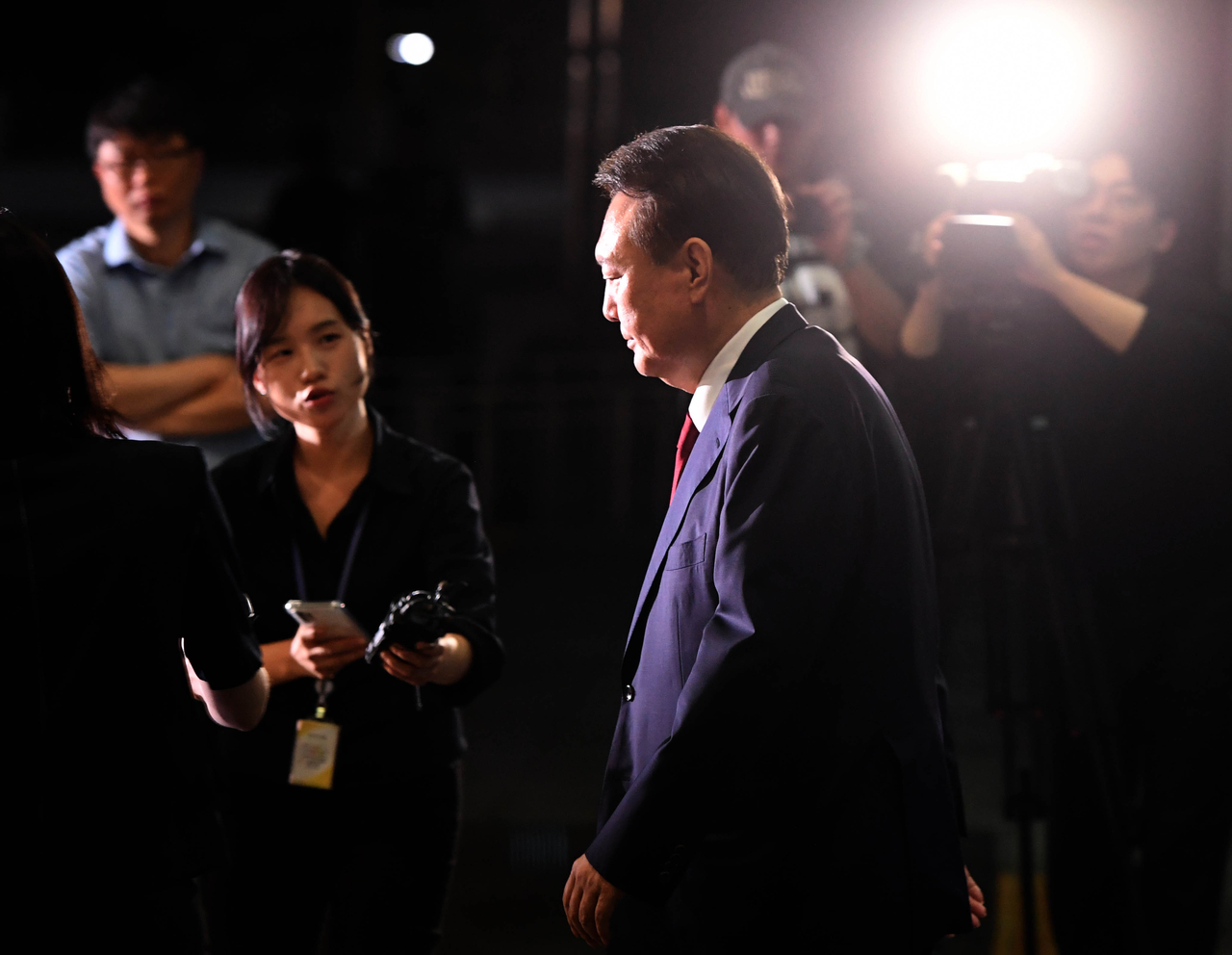 Former President Yoon Suk Yeol leaves the Seoul High Prosecutors' Office on Sunday after being questioned by the special counsel over his martial law declaration. (Yonhap)