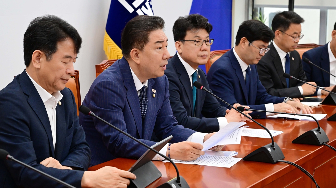 김병기(왼쪽 두번째) 더불어민주당대표 직무대행 겸 원내대표가 1일 오전 서울 여의도 국회에서 열린 원내대책회의에 참석해 모두발언하고 있다. 이상섭 기자