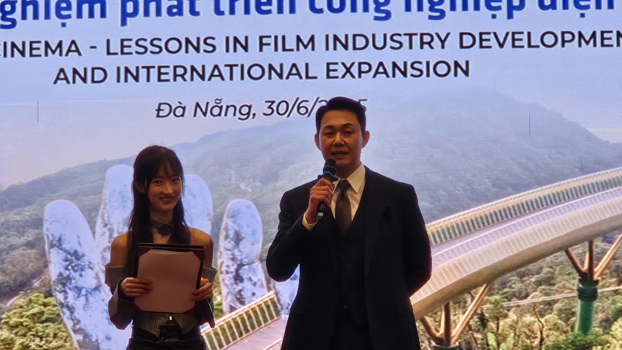 Actor Park Seong-woong (right) delivers congratulatory remarks during the Korean cinema seminar section at the 2025 DANAFF in Da Nang, Vietnam, Monday. (Kim Hae-yeon/The Korea Herald)
