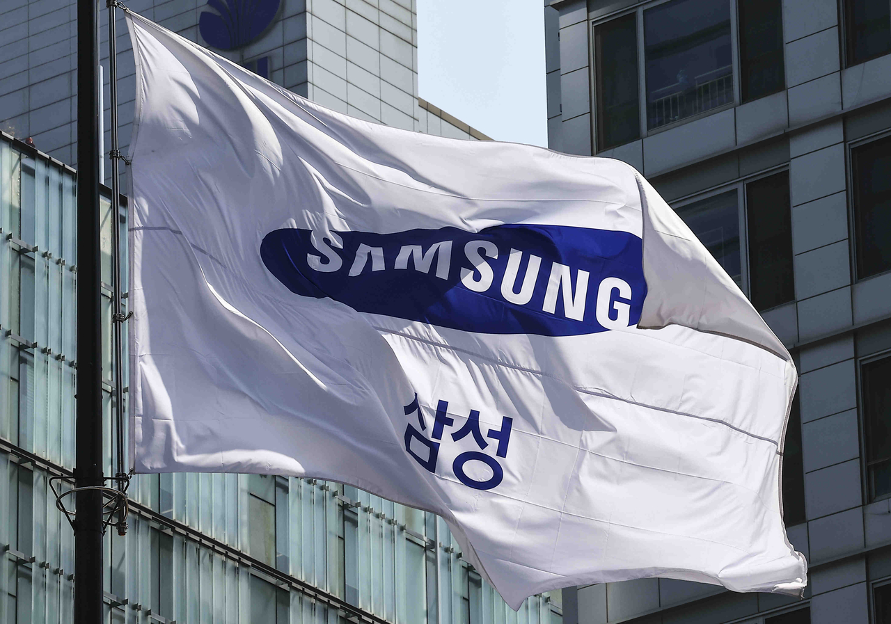A Samsung flag flies outside the company office in Seoul. (Newsis)