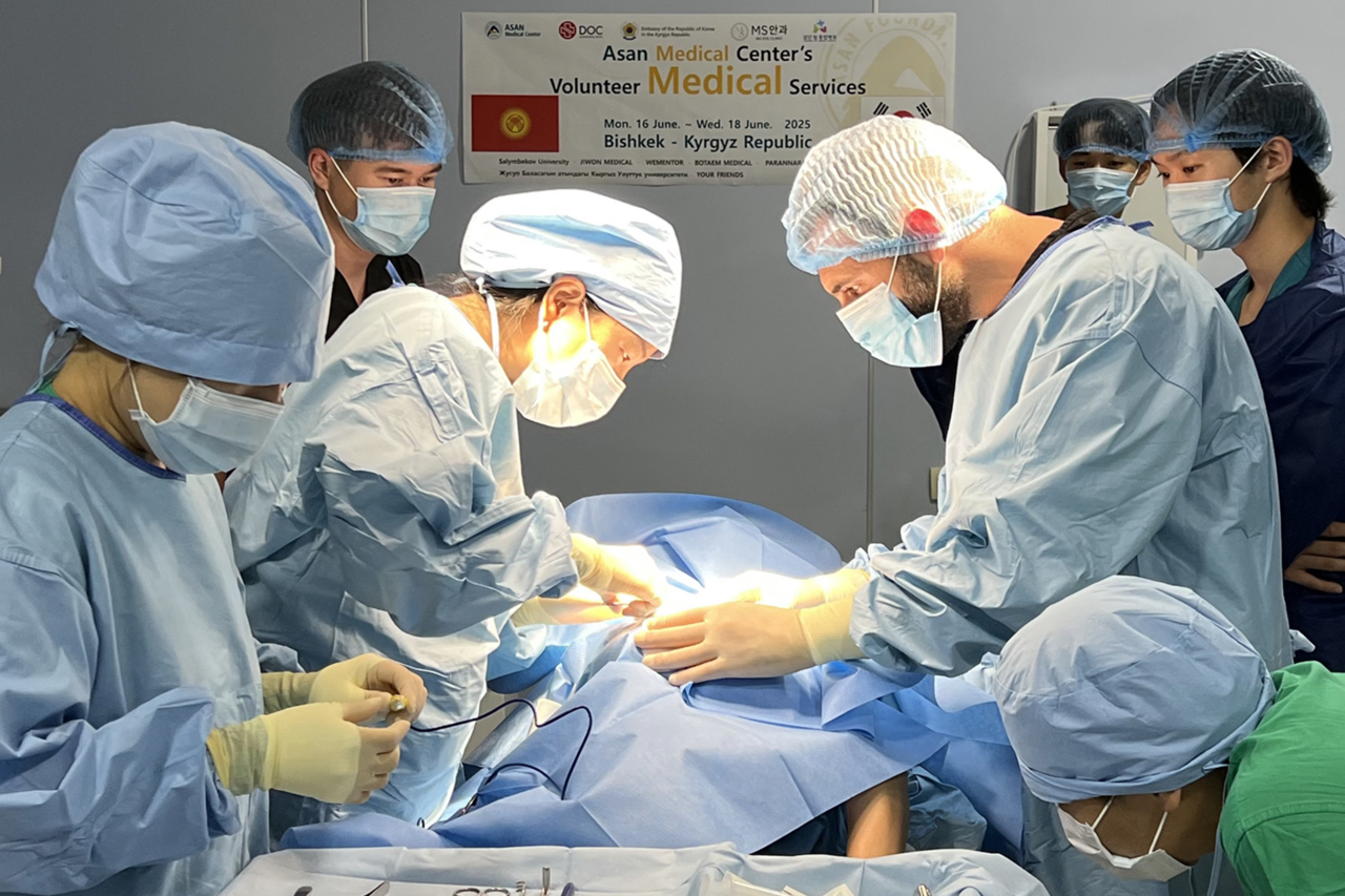 서울아산병원 토토사이트 착오이체단이 최근 키르기스스탄으로 토토사이트 착오이체를 다녀왔다. 사진은 서울아산병원 토토사이트 착오이체단이 현지 주민을 수술하는 모습.