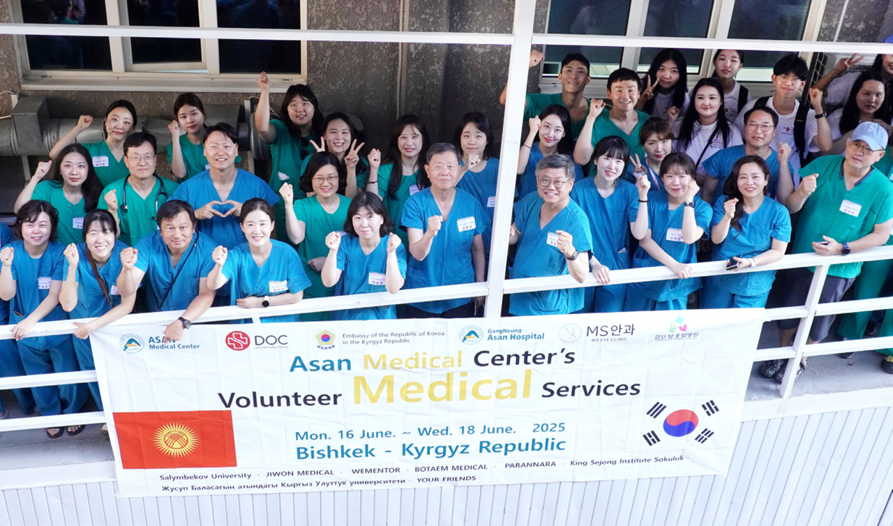 서울아산병원 토토사이트 착오이체단이 최근 키르기스스탄으로 토토사이트 착오이체를 다녀왔다. 사진은 서울아산병원 토토사이트 착오이체단이 기념촬영을 하고 있는 모습.