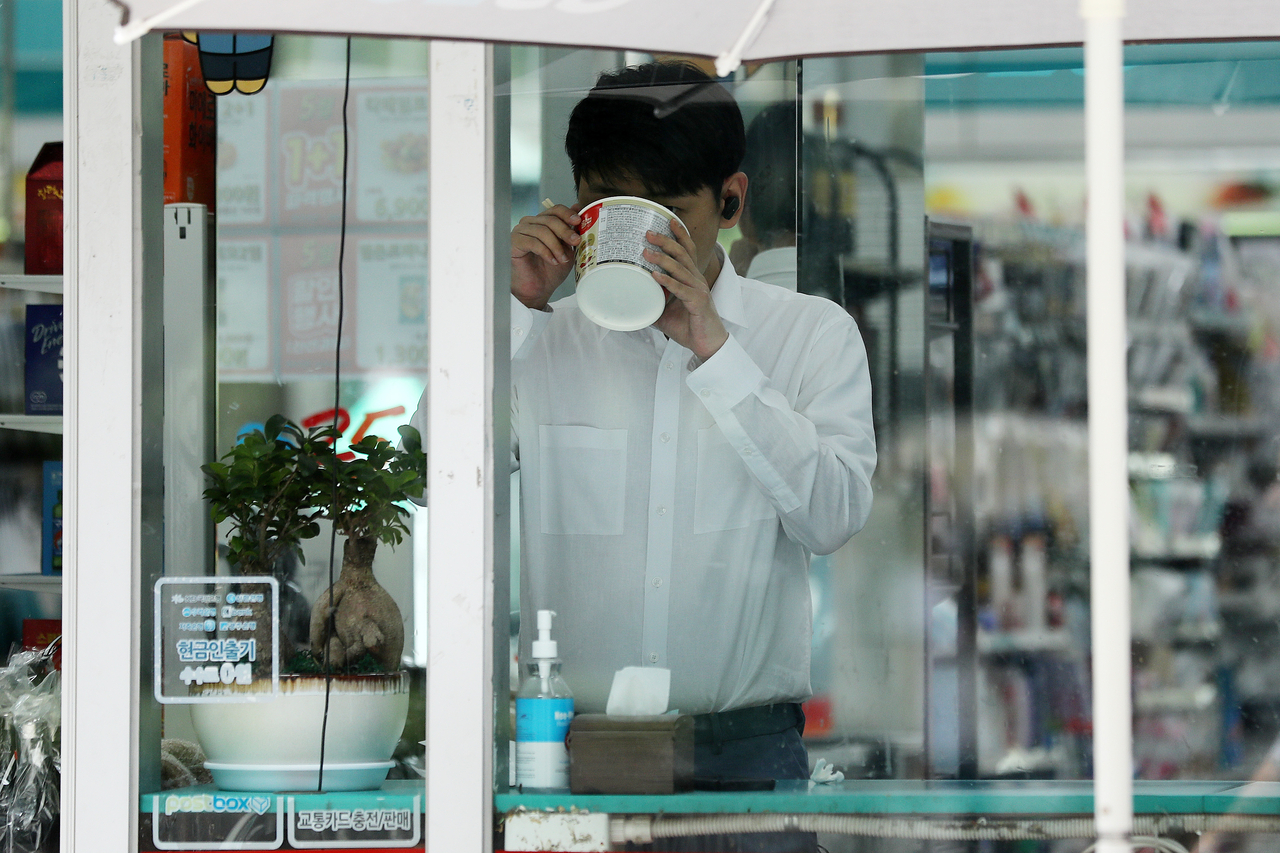 서울 시내 한 편의점에서 시민이 식사를 하고 있다. 사진은 기사와 무관. [뉴시스]