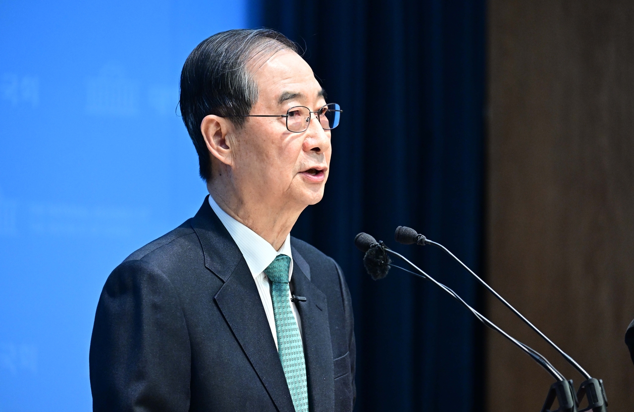 Former Prime Minister Han Duck-soo declares he will run in the June 3 presidential election at the National Assembly on May 2. (Lee Sang-sub/The Korea Herald)
