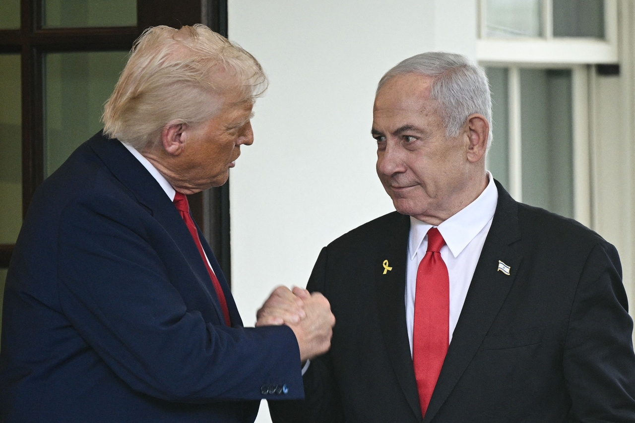 US President Donald Trump (left) shakes hands with Israeli Prime Minister Benjamin Netanyahu as Netanyahu departs the White House in Washington on April 7.   AFP-Yonhap