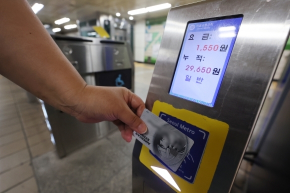 A commuter taps their transit card at the turnstile of Euljiro 1(il)-ga Station on Seoul Subway Line No. 2. (Yonhap)