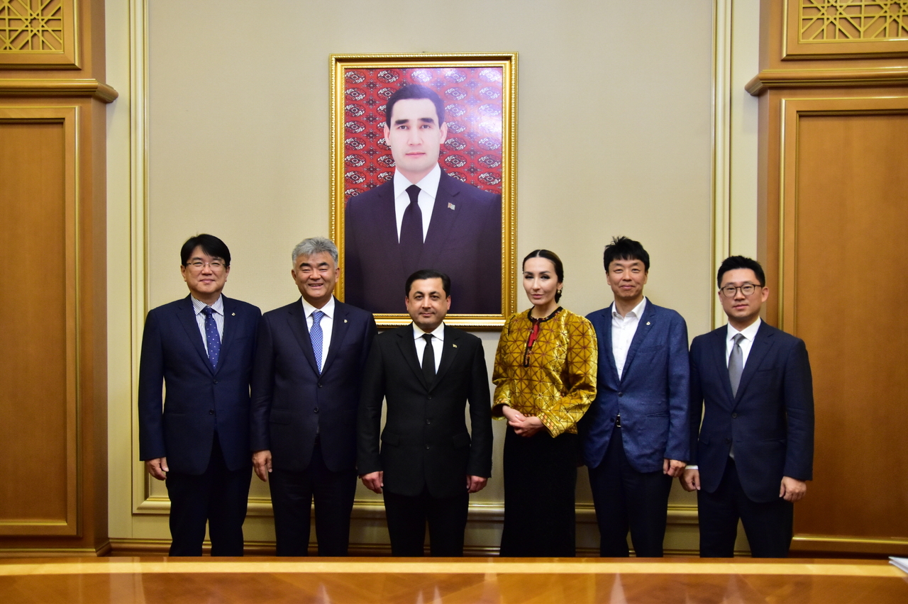 Daewoo E&C Chairman Jung Won-ju (second left) meets with Turkmenistan Deputy Prime Minister for Construction, Energy and Industry Baymyrat Annamammedov (center) in Ashgabat, Turkmenistan, Friday. (Daewoo E&C)