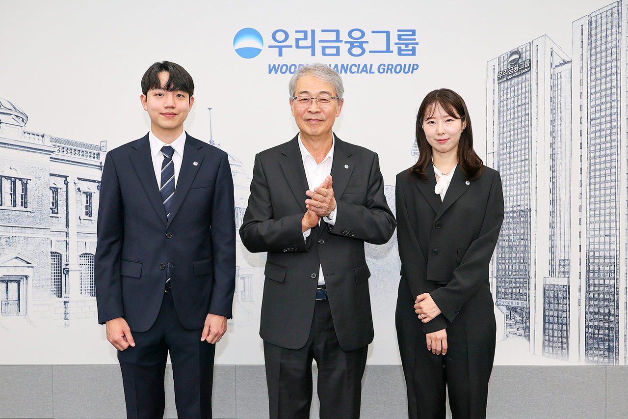 임종룡 우리toto korea 토토사이트 회장이 그룹의 새 가족이 된 동양생명·ABL생명 직원에게 디지털 선도의 의미가 담긴 새로운 그룹 보조휘장을 달아주고 기념촬영하고 있다 [우리toto korea 토토사이트 제공]