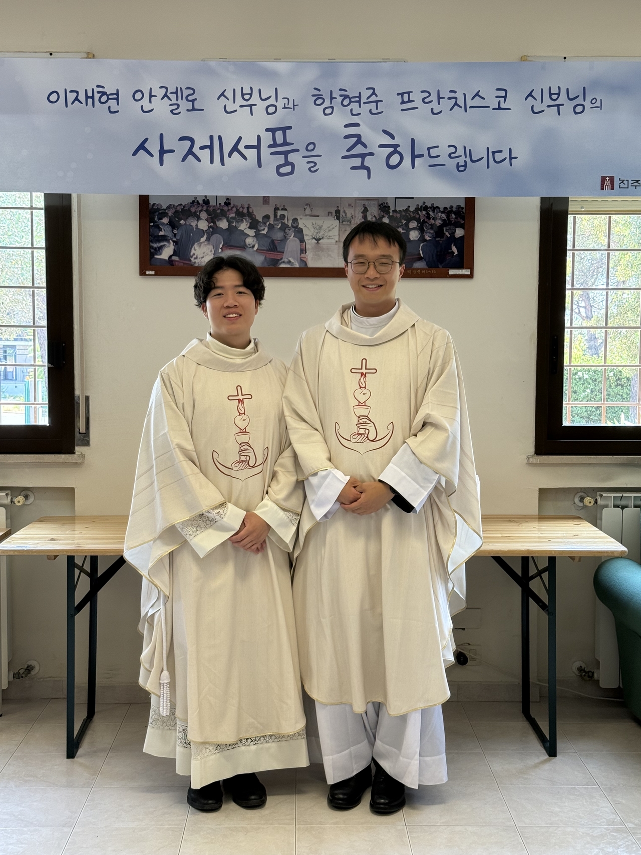 천주교 서울대교구 이재현, 함현준 롤 스포츠토토가 교황청립 로마한인신학원 성당에서 첫 미사를 마친 뒤 기념사진을 찍고 있다. [교황청립 로마한인신학원]