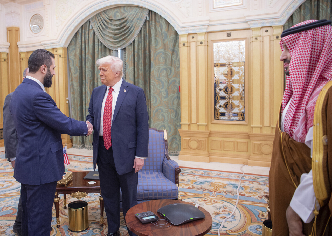 Syrian President Ahmad al-Sharaa (left) shakes hands with US President Donald Trump in Riyadh, Saudi Arabia, May 14. (AP-Yonhap)