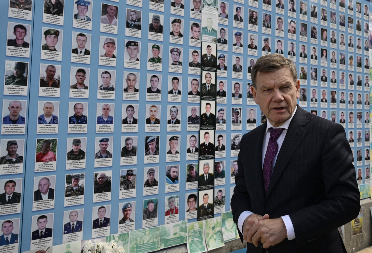German Foreign Minister Johann Wadephul stands in front of the Memory Wall of Fallen Ukrainian Defenders in Kyiv, Ukraine, Monday. (AFP-Yonhap)