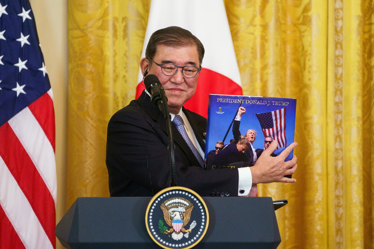 지난 2월 7일 미국 워싱턴 DC 백악관에서 열린 도널드 트럼프 대통령과의 기자회견에서 이시바 시게루 토토사이트 첫충 총리가 미국 측으로부터 받은 선물을 공개하고 있다. [EPA]