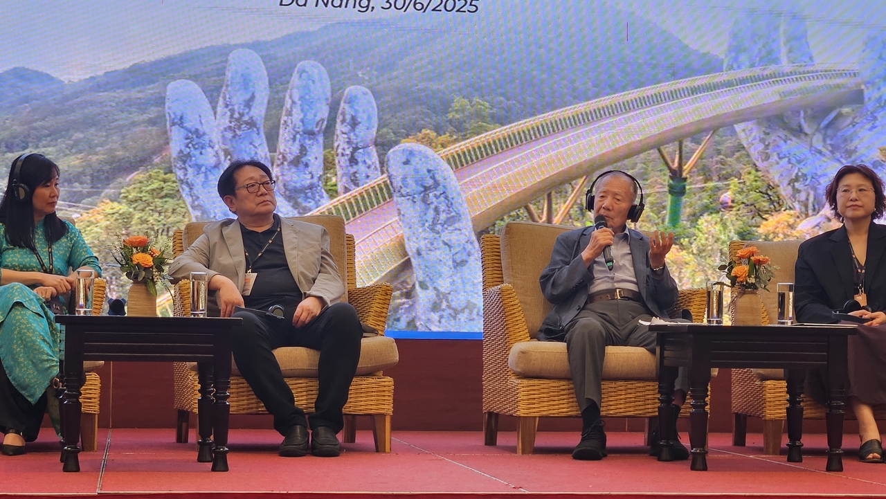 Kim Dong-ho (second from right), former chair of the Busan International Film Festival, and Park Kwang-su (second from left), a filmmaker and current BIFF chair, exchange dialogue during the special panel discussion on Korean cinema at the DANAFF 2025 held in Da Nang, Vietnam, Monday. (Kim Hae-yeon/ The Korea Herald)