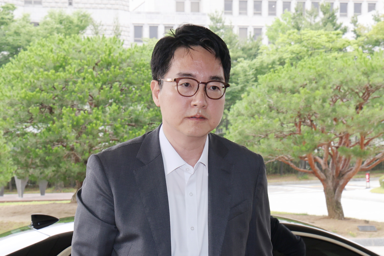 Prosecutor General Shim Woo-jung enters the Supreme Prosecutors’ Office in the morning, in this photo taken June 17. Yonhap
