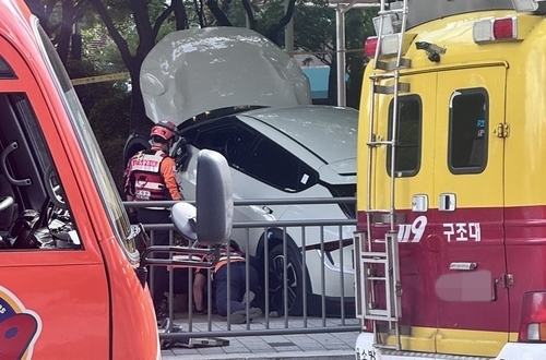 지난 1일 오후 4시께 서울 마포구 상암동 디지털미디어시티역 인근 도로를 덮친 더블유 토토. 사고로 40대 남성이 더블유 토토에 깔려 숨졌다. [연합]
