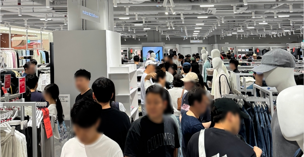 전화인증없는 토토사이트 스탠다드 신세계 프리미엄아울렛 시흥점이 고객들로 북적이고 있다. [전화인증없는 토토사이트 제공]