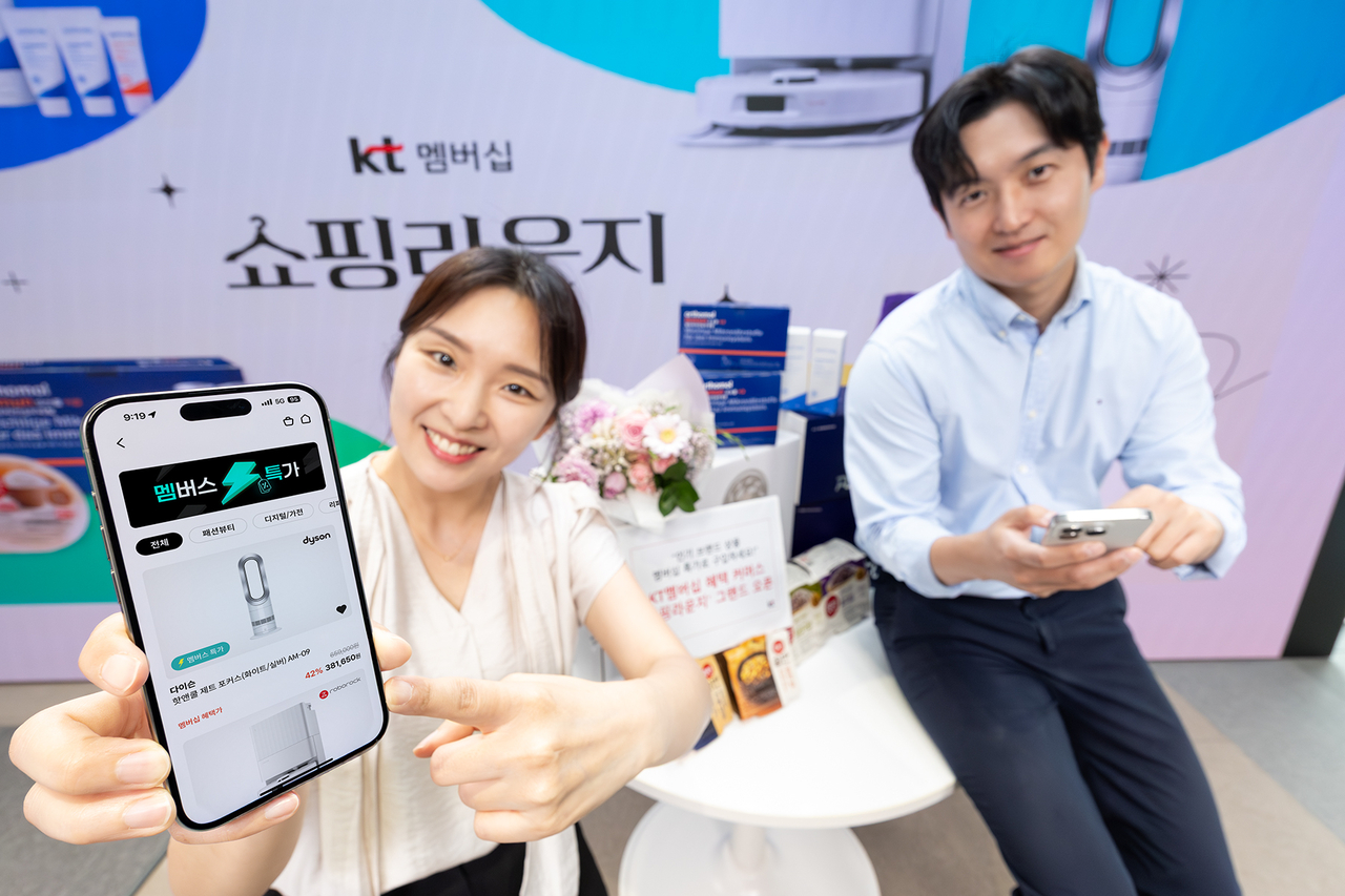 모델들이 토토사이트 bts멤버십 혜택 커머스 ‘쇼핑라운지’를 소개하고 있다.  [토토사이트 bts 제공]