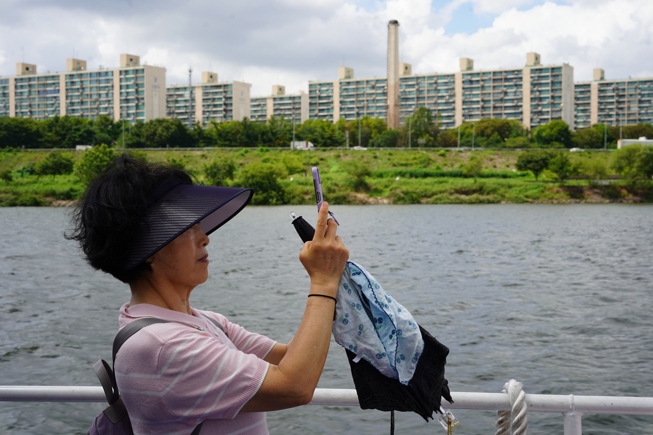 A passenger takes a photo at Hangag Bus' deck on Tuesday. (Lee Si-jin/The Korea Herald)