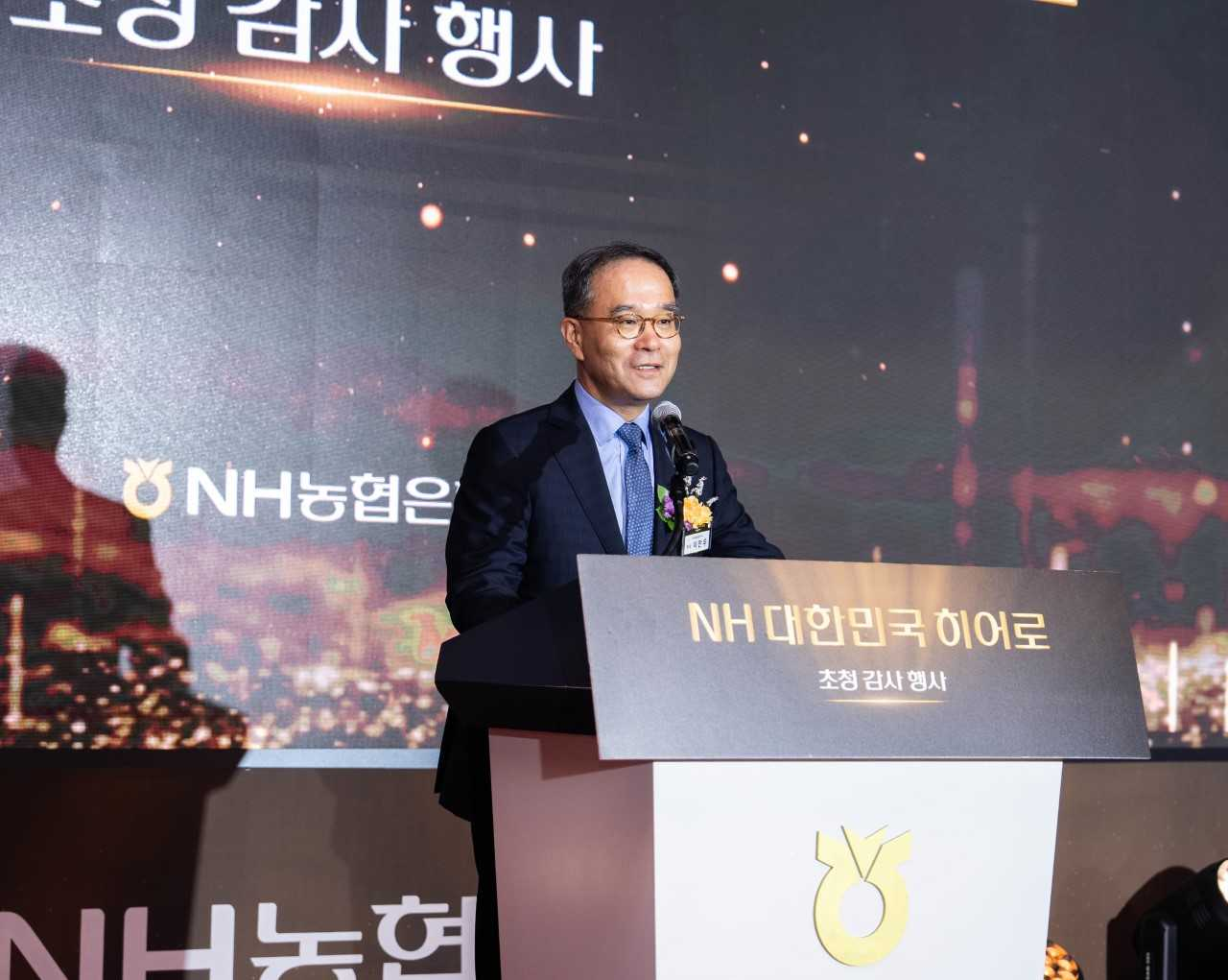2일 서울 중구 토토사이트 로퍼 먹튀은행에서 개최된 NH대한민국 히어로 초청감사행사에서 이찬우 토토사이트 로퍼 먹튀금융지주 회장이 초청 공무원들에게 감사인사를 전하고 있다. [토토사이트 로퍼 먹튀은행]