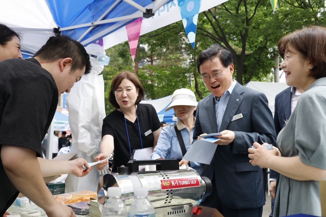 진교훈 서울 강서구청장(오른쪽 두 번째)이 강서구청 정문 앞에서 열린 ‘중증장애인원탑토토 홍보전시회’에 참석해 장애인원탑토토을 살펴보고 있다.