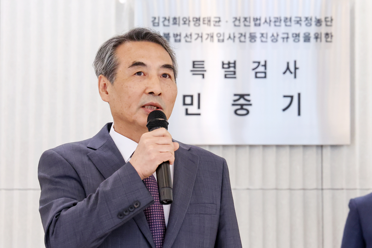 Special counsel Min Joong-ki, who is tasked with investigating corruption allegations surrounding former first lady Kim Keon Hee, makes remarks after unveiling a signboard marking his office in central Seoul on July 2, 2025. (Pool photo) (Yonhap)