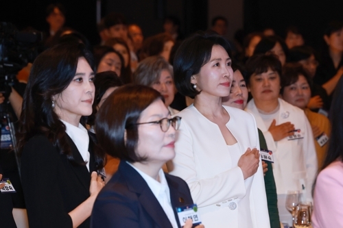 이재명 대통령 부인인 김혜경 여사가 지난 1일 서울 중구 신라호텔 다이너스티홀에서 열린 ‘제4회 인생한방 토토사이트주간 개막식’에 참석해 국기에 대한 경례를 하고 있다. 맨 왼쪽은 이부진 호텔신라 사장  [연합]