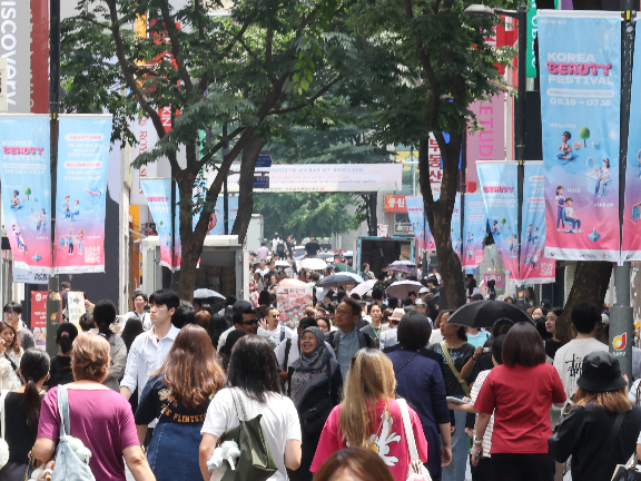 서울 명동 거리의 인파