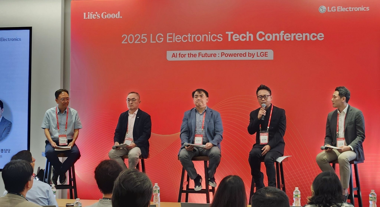 지난달 28일(현지시간) 미국 뉴저지주 LG전자 북미법인 사옥에서 열린 ‘북미 테크 컨퍼런스’에 참석한 박인성(왼쪽 두 번째부터) 소프트웨어센터장, 김영준 인공지능연구소장, 김성혁 CTO부문 goal 토토사이트 Perception TP 리더(상무), 우정훈 HS본부 HS데이터플랫폼담당(상무)  [LG전자 제공]