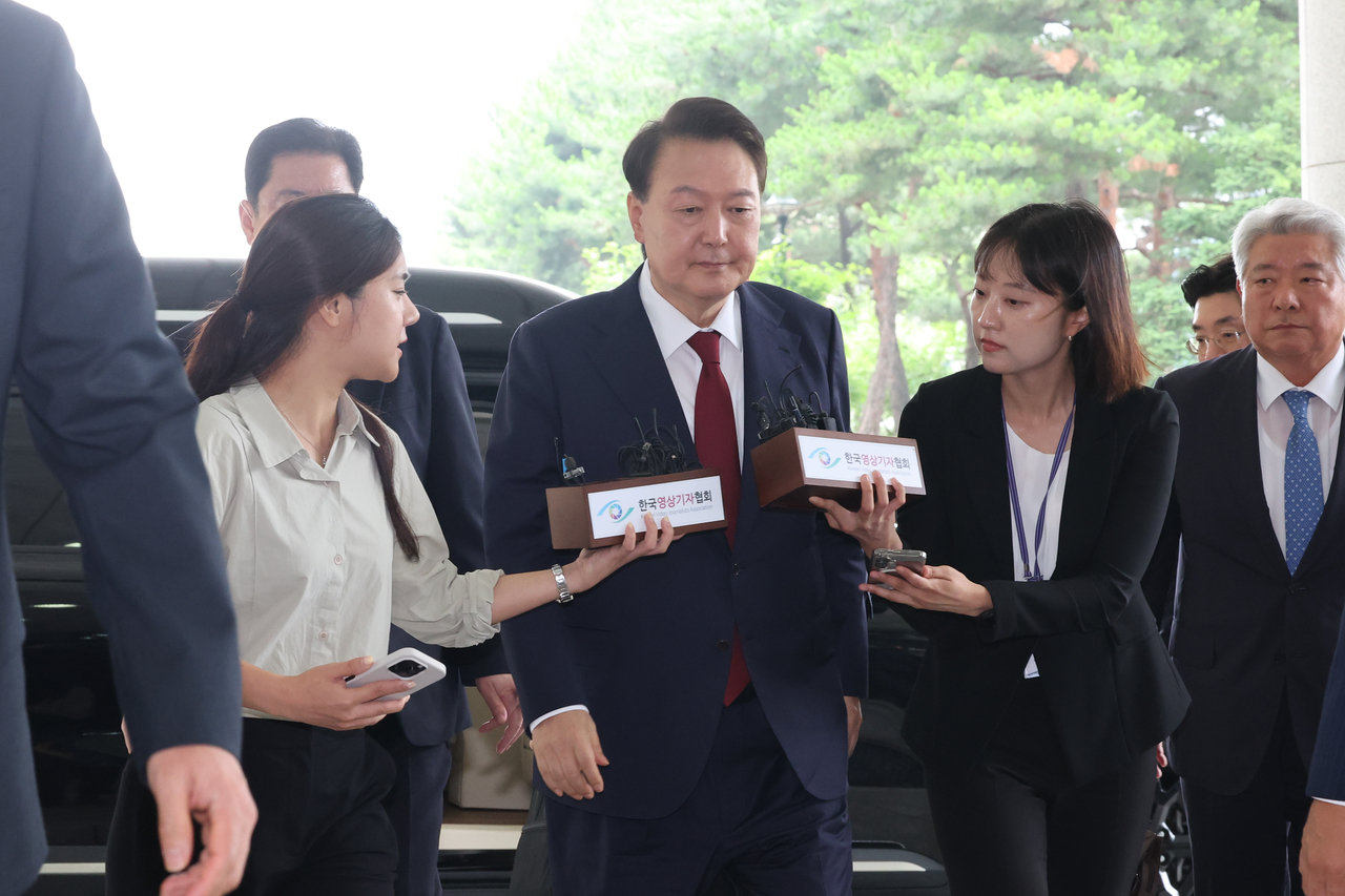 Former President Yoon Suk Yeol (center) arrives for questioning by a special counsel team over his insurrection charges at the Seoul High Prosecutors Office in southern Seoul on Saturday. (Yonhap)