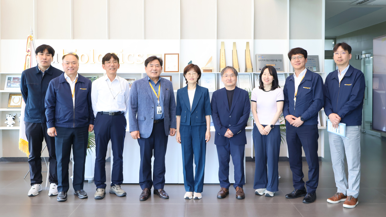 안영진 서울식약청장(오른쪽에서 다섯번째)과 관계자들이 토토사이트 has jinju의 강원도 춘천 제2공장을 방문, 백영옥 토토사이트 has jinju 대표이사(왼쪽에서 네번째)와 기념촬영을 하고 있다. [토토사이트 has jinju 제공]