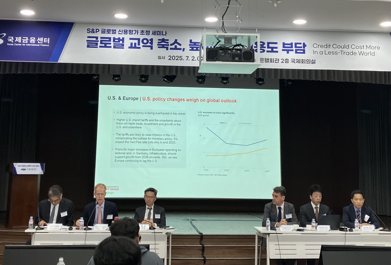 S&P Global Ratings officials explain how the unpredictable trade environment can have an impact on the global economy at a press conference held at the headquarters of the Korea Federation of Banks in central Seoul, Wednesday. (Im Eun-byel/The Korea Herald)