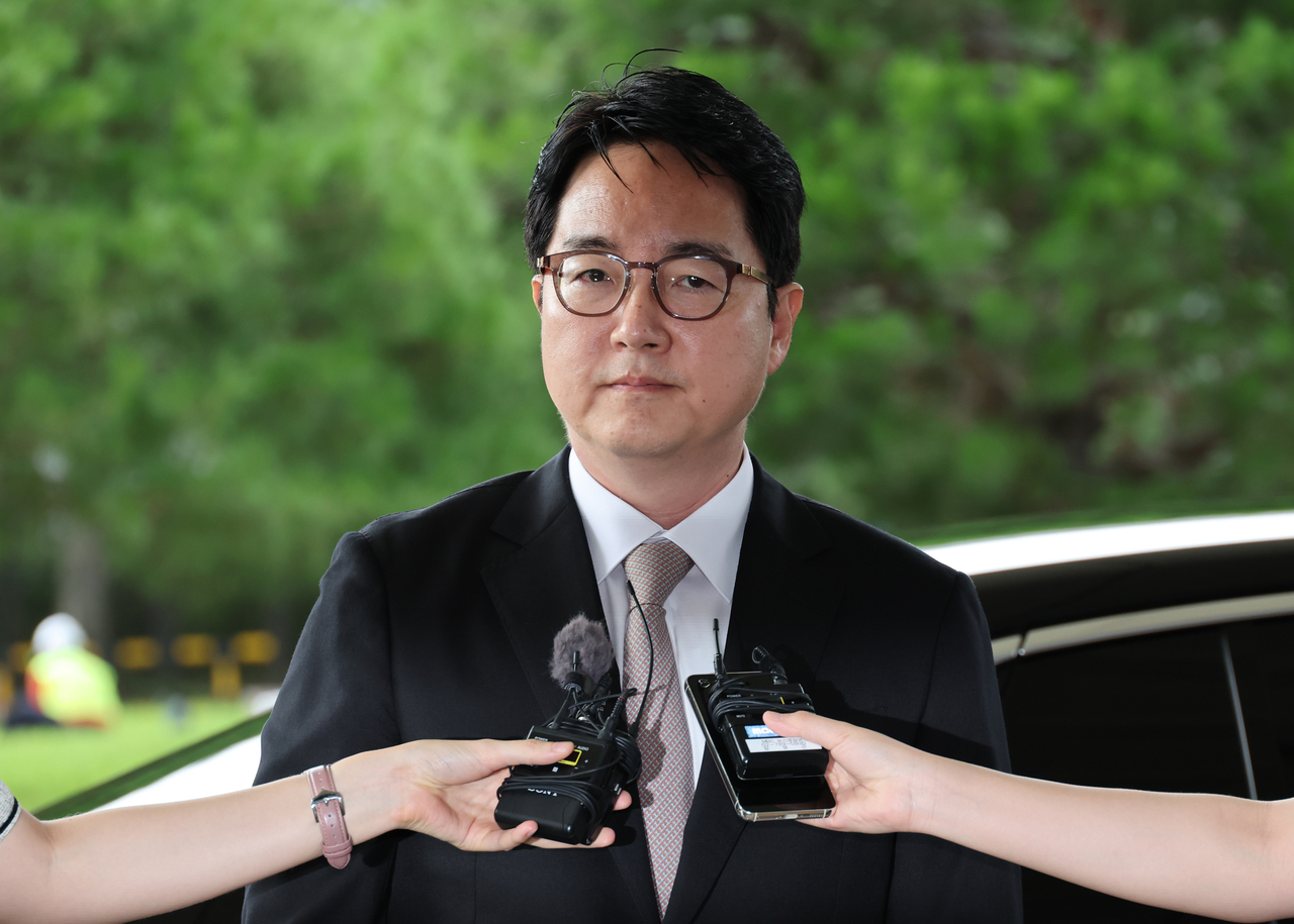 Outgoing Prosecutor General Shim Woo-jung  answers reporters' questions as he arrives for work at the Supreme Prosecutors Office in southern Seoul on Wednesday. (Yonhap)