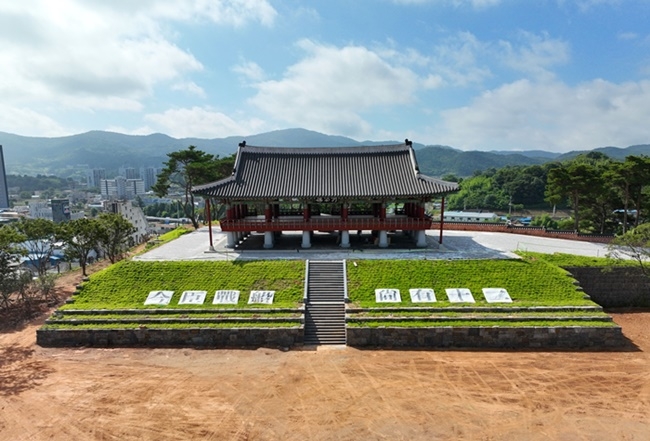 보성군청 앞 토토사이트 썸 복원 공사 마무리 작업이 한창이다.