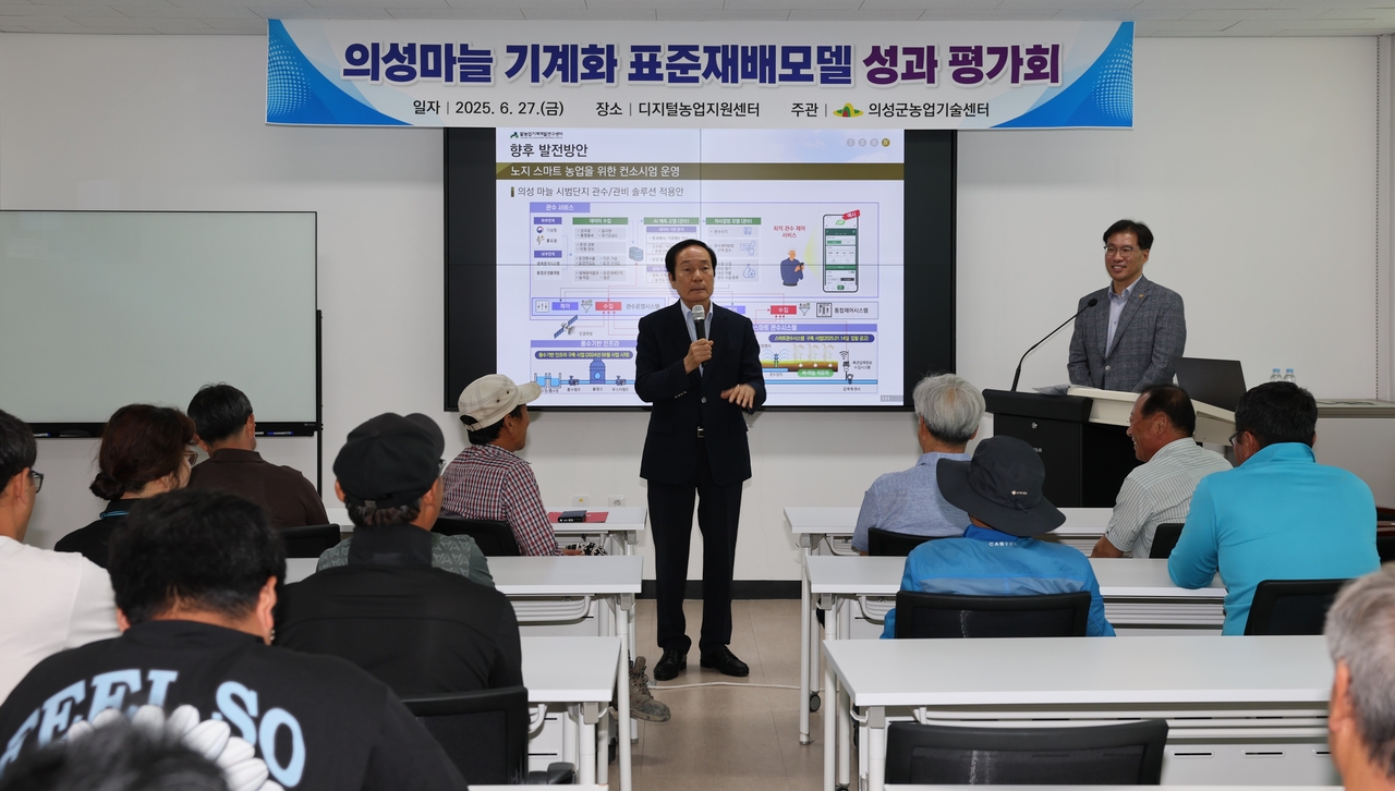 김주수 군수가 ‘의성마늘 기계화 우수모델 수확 시연회’에서 인사말을 하고 있다.[의성군 제공]