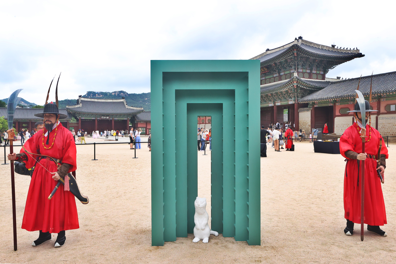 An artwork is displayed at the 'Contemplation of Gyeongbokgung Palace' exhibition, at Gyeongbokgung, in Seoul, Wednesday. (Yonhap)