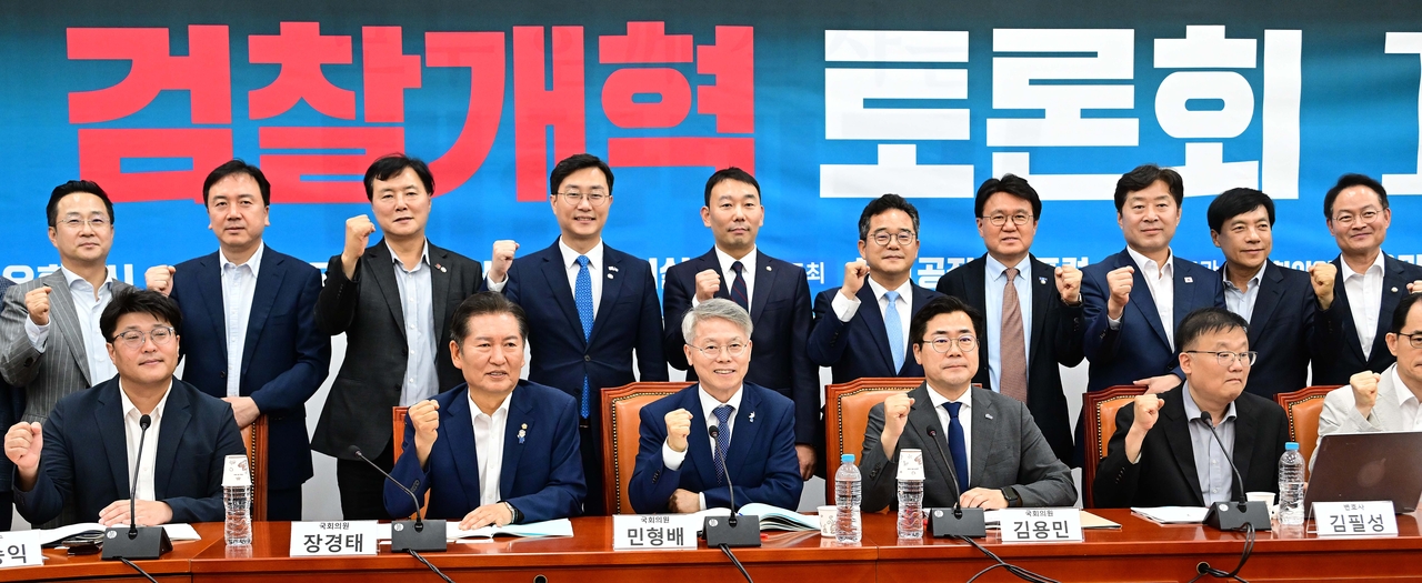 박찬대·정청래 더불어민주당 대표 후보자가 2일 오후 서울 여의도 국회에서 열린 엘클라시코 토토사이트 토론회에 참석해 기념촬영을 하고 있다. 이상섭 기자