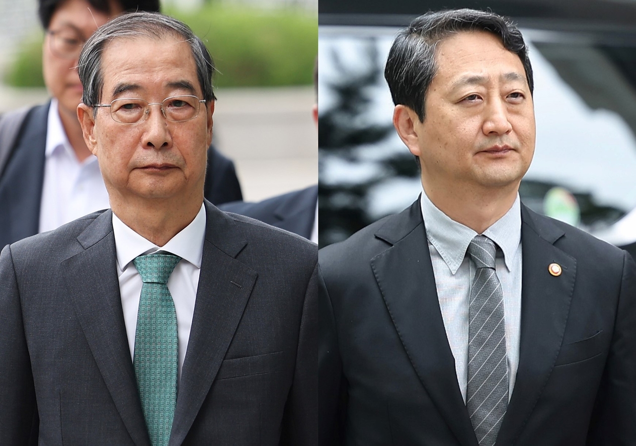 Former Prime Minister Han Duck-soo (left) and Industry Minister Ahn Duk-geun appear for questioning at the special counsel team's office on Wednesday. (Yonhap)