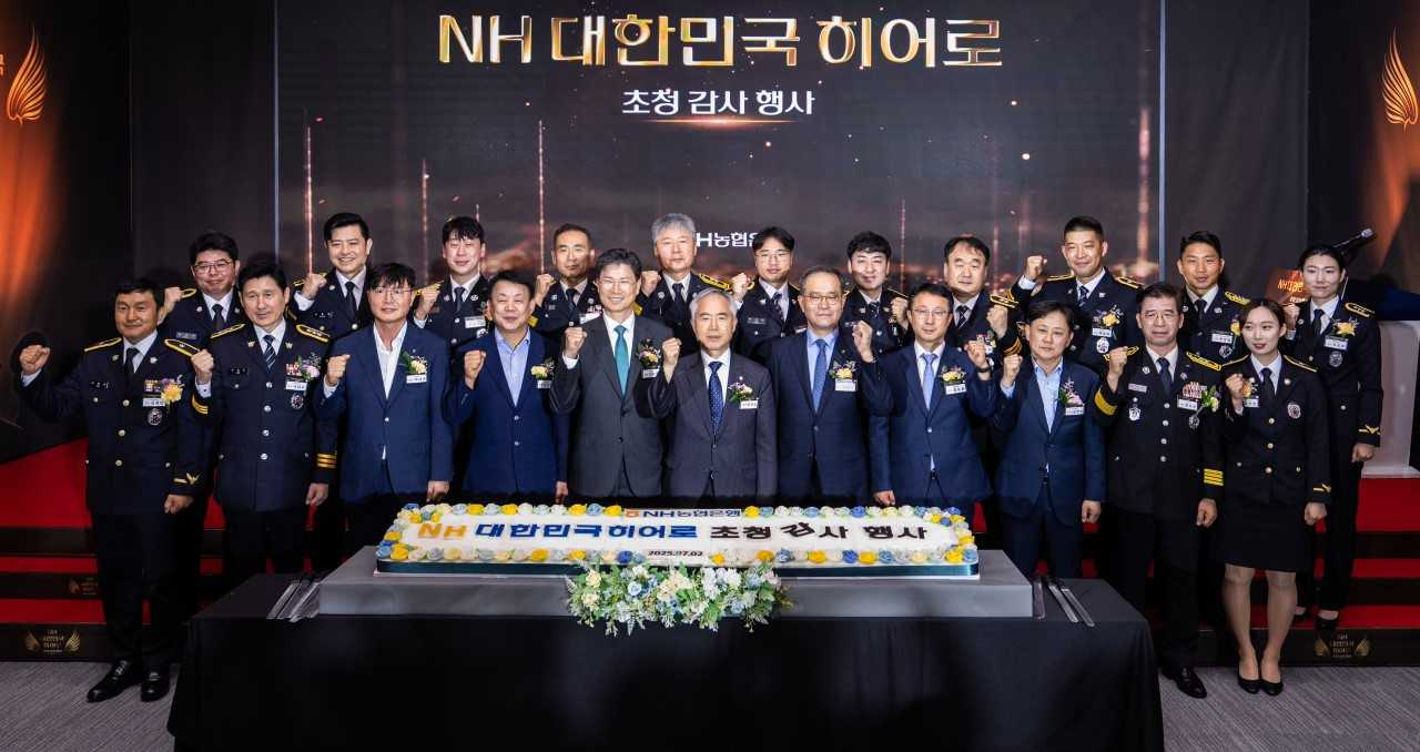 2일 서울 중구 토토사이트 로퍼 먹튀은행에서 개최된 NH대한민국 히어로 초청감사행사에서 양부남(앞줄 좌측 여섯번째) 더불어민주당 의원, 이찬우(앞줄 좌측 일곱번째) 토토사이트 로퍼 먹튀금융지주 회장, 강태영(앞줄 좌측 다섯번째) 토토사이트 로퍼 먹튀은행 은행장 및 초청 공무원, 관계자들이 기념촬영을 하고 있다. [토토사이트 로퍼 먹튀은행]
