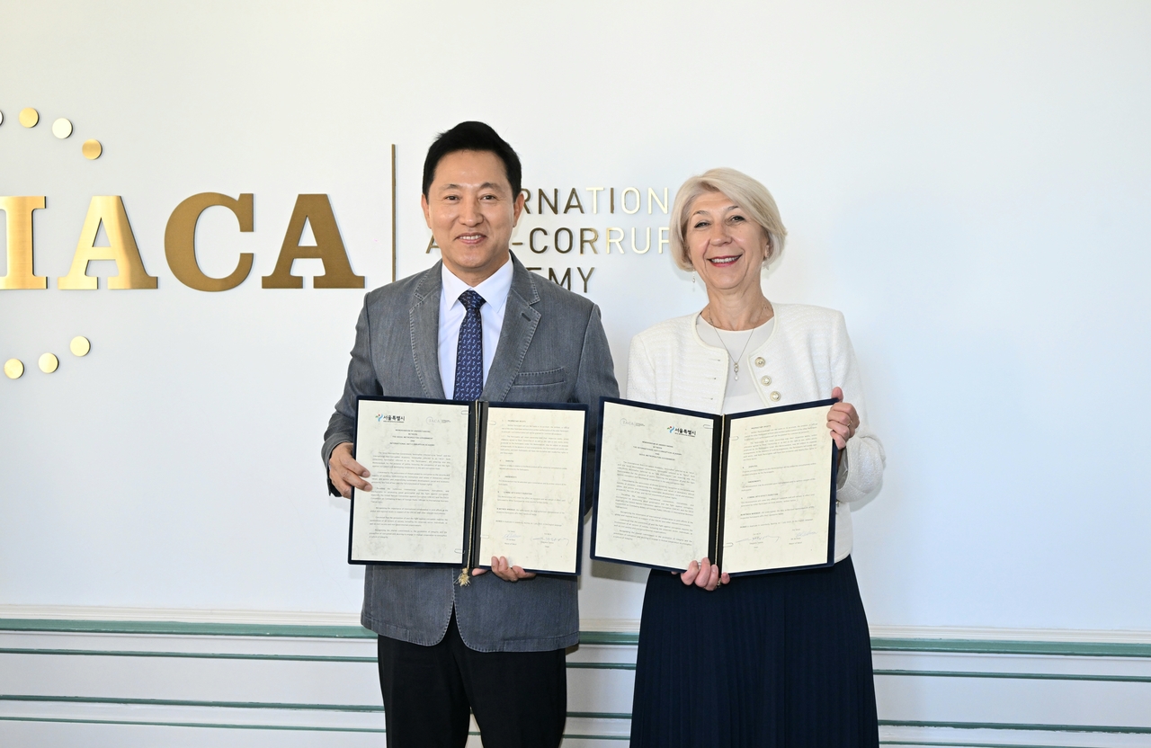 오세훈 판도라토토시장이 1일(현지시간) 국제반부패아카데미(IACA)와 MOU 체결 후 슬라쟈냐 타세바 학장과 기념 촬영하고 있다. [판도라토토시 제공]
