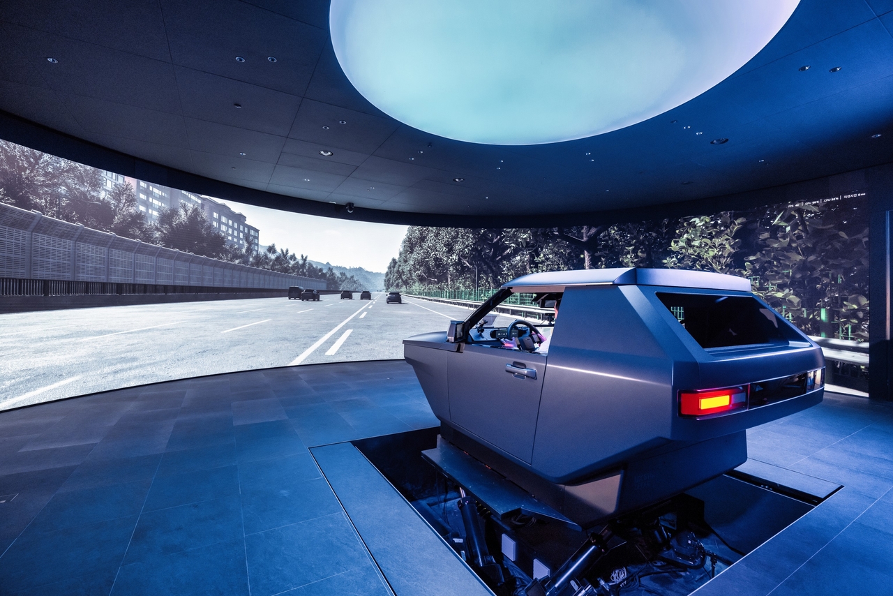 Simulated driving at UX Studio Seoul in southern Seoul collects driver data, including eye movements and interactions with cockpit devices. (Hyundai Motor Group)
