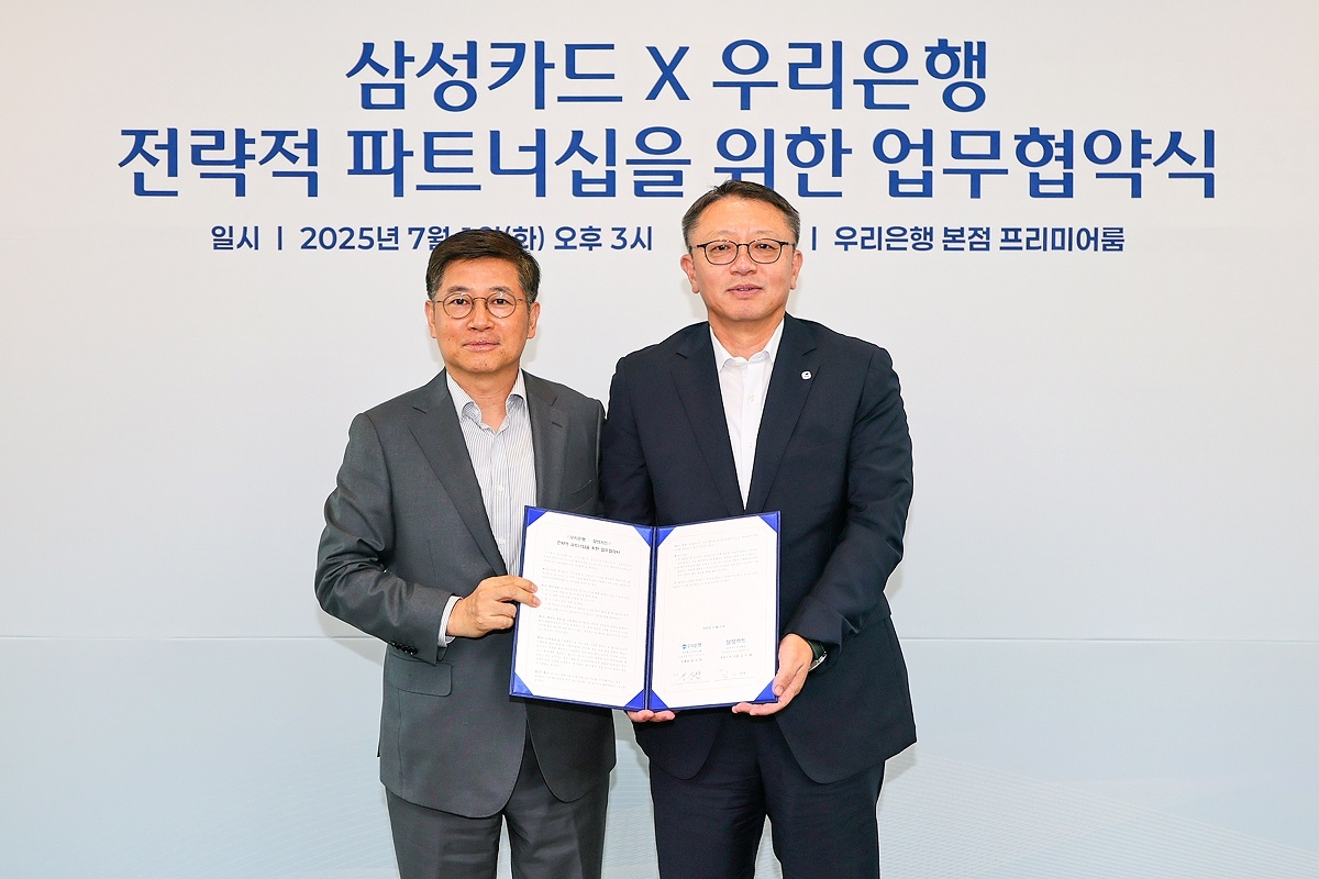 지난 1일 우리은행 본점에서 삼성토토사이트 모멘트와 우리은행이 전략적 파트너십을 위한 업무협약을 맺었다. 사진은 김이태(왼쪽) 삼성토토사이트 모멘트 사장과 정진완 우리은행 은행장이 기념사진을 촬영하고 있는 모습  [삼성토토사이트 모멘트]