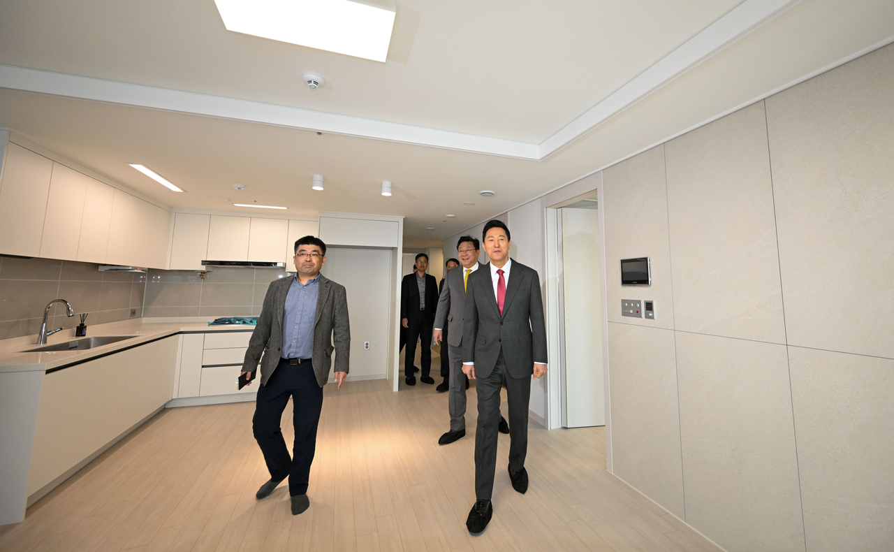 오세훈 뮤직 토토사이트장이 지난 3월 서울 광진구 롯데캐슬 이스트폴에서 열린 ‘미리내집 현장방문 및 신혼부부 간담회’에 참석해 공가주택을 둘러보고 있다. [연합]