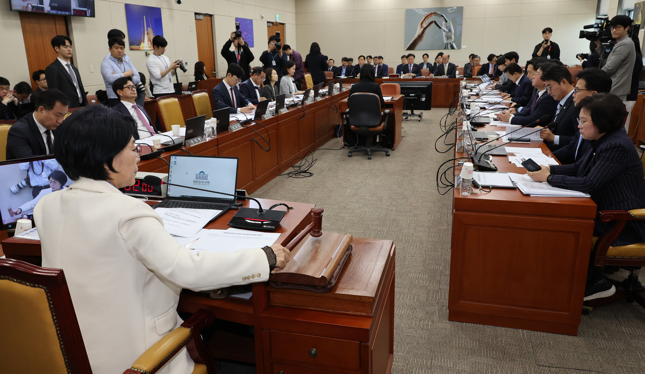 지난 4월 23일 국회 과학기술정보토토사이트 행오버통신위원회 전체회의에서 최민희 위원장이 2025년도 제1회 추가경정예산안 등 안건을 상정하고 있다. [연합]