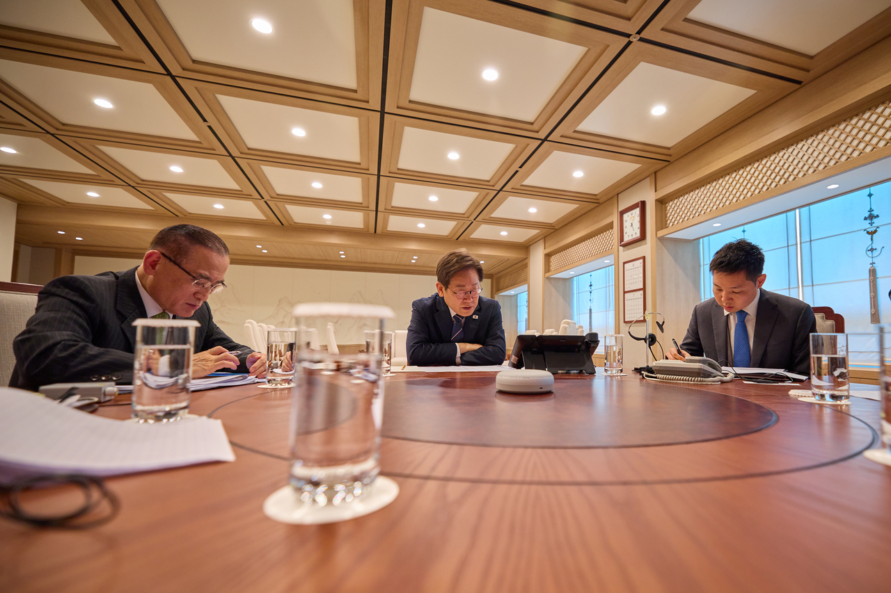 이재명 페스타토토이 23일 용산 페스타토토실에서 프라보워 수비안토 인도네시아 페스타토토과 블루투스 스피커로 통화하고 있다. [연합]