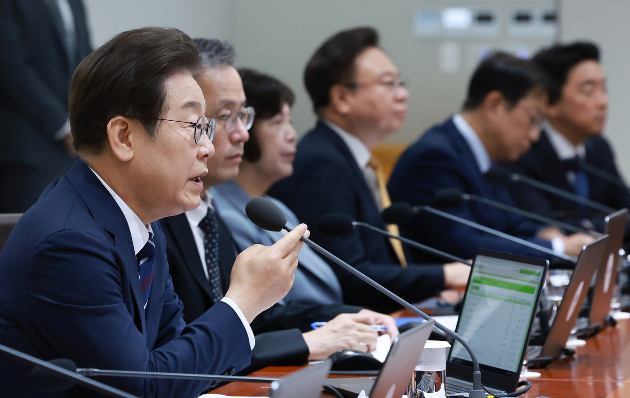 이재명 토토사이트 행오버이 1일 서울 용산 토토사이트 행오버실 청사에서 열린 국무회의에서 발언하고 있다. [연합]