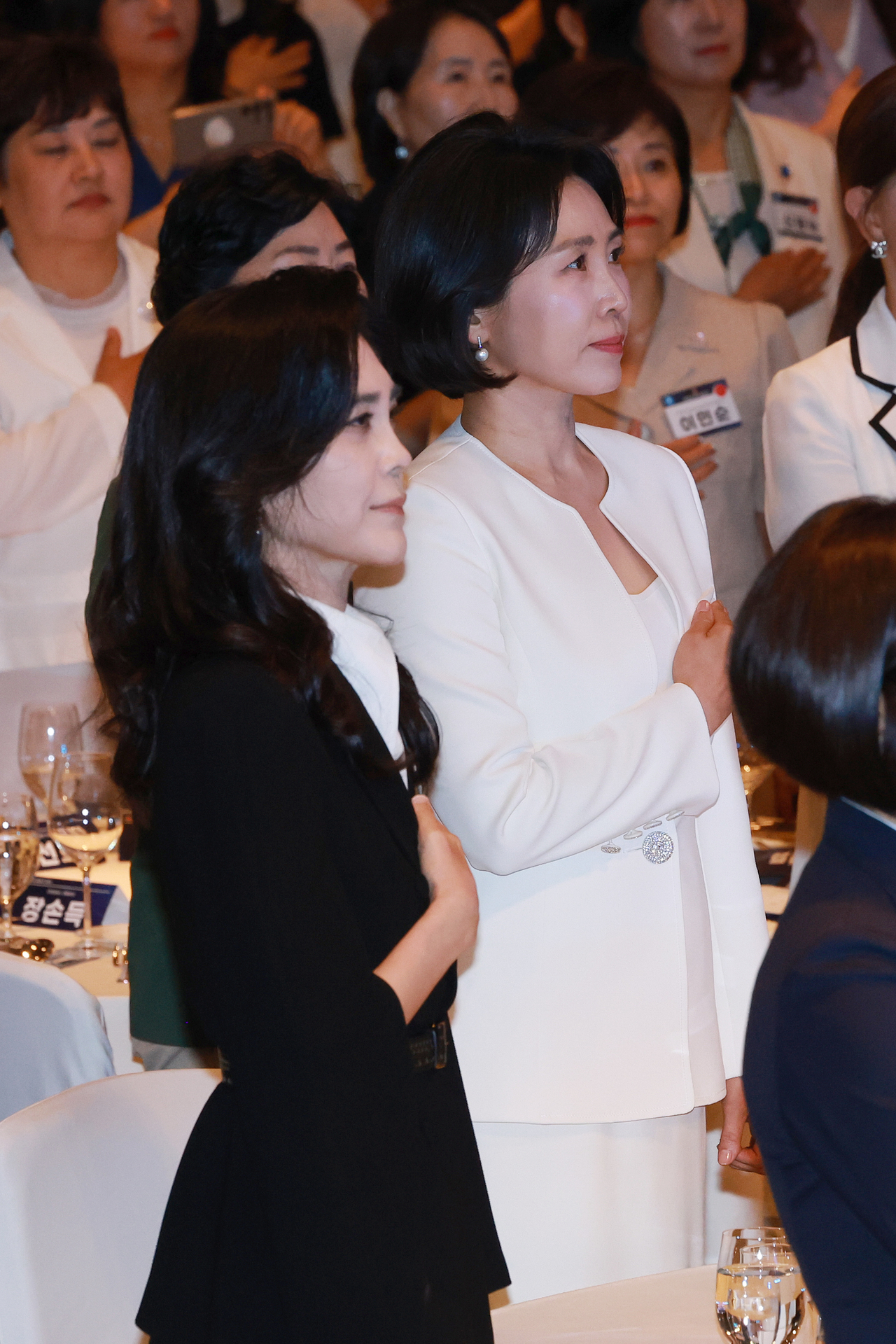 이재명 대통령의 배우자 김혜경 여사가 1일 서울 중구 신라호텔 다이너스티홀에서 열린 제4회 여성골드문 토토사이트 추천주간 개막식에 참석해 국기에 경례하고 있다. 왼쪽은 이부진 호텔신라 사장. [연합]