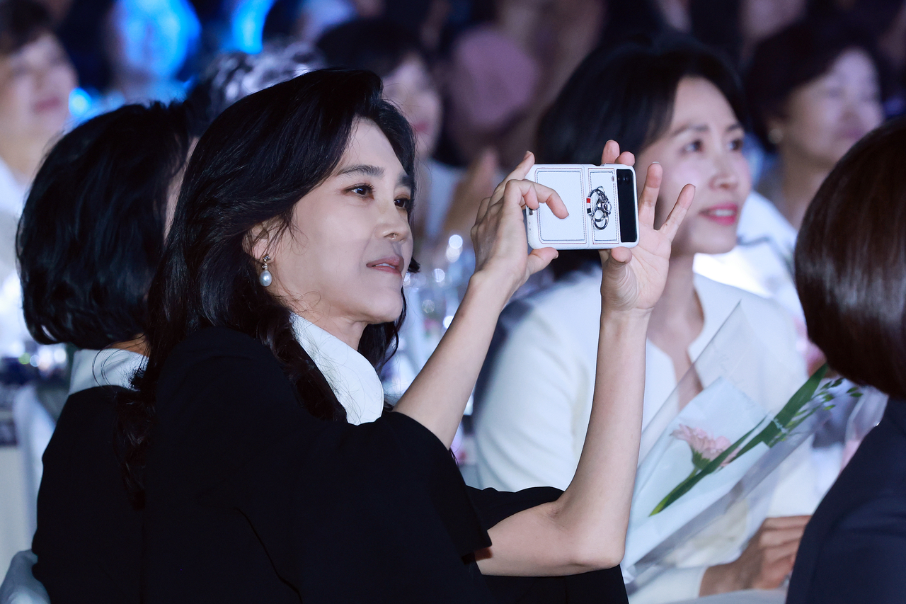 이부진 호텔신라 사장이 1일 서울 중구 신라호텔 다이너스티홀에서 열린 제4회 여성골드문 토토사이트 추천주간 개막식에 참석해 축하 공연을 촬영하고 있다. [연합]