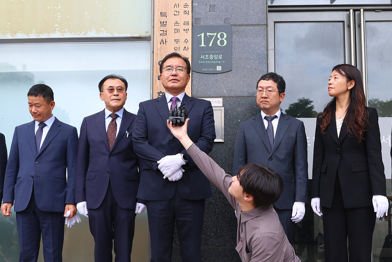 이명현 순직해병 특별검사가 2일 서울 서초구에 마련된 스포츠토토사이트 사무실에서 진행된 현판식에서 발언하고 있다.  왼쪽부터 이금규·류관석 스포츠토토사이트보, 이명현 스포츠토토사이트, 정민영·김숙정 스포츠토토사이트보. [연합]