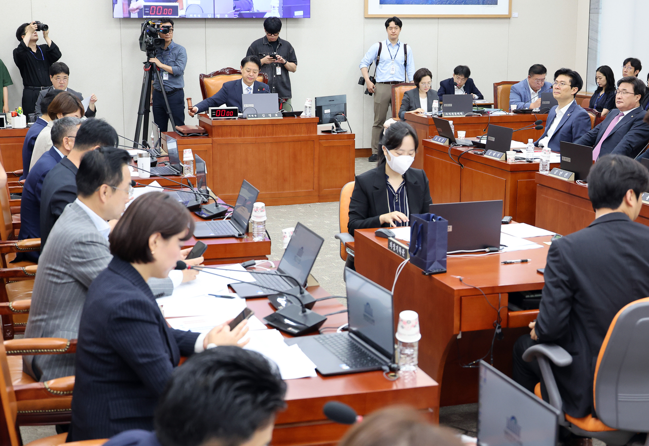 2일 서울 여의도 국회에서 열린 교육위원회 전체회의에서 더불어민주당 소속 김영호 위원장이 의사봉을 두드리고 있다. [연합]
